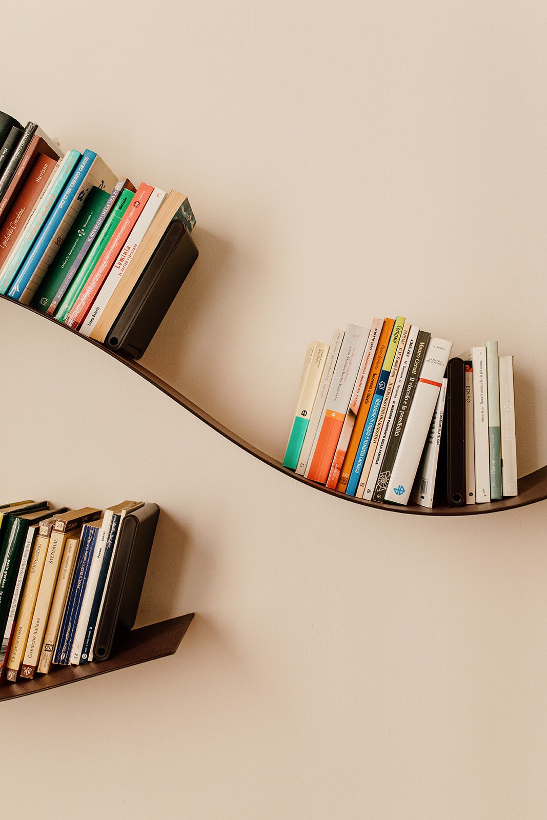 Mensola con libri nello studio