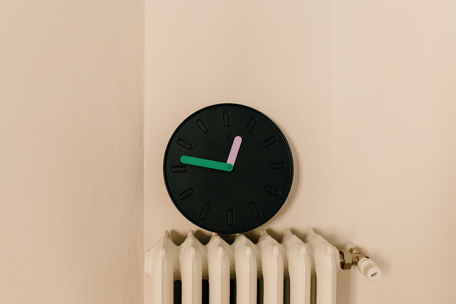Orologio da parete sopra il termosifone
