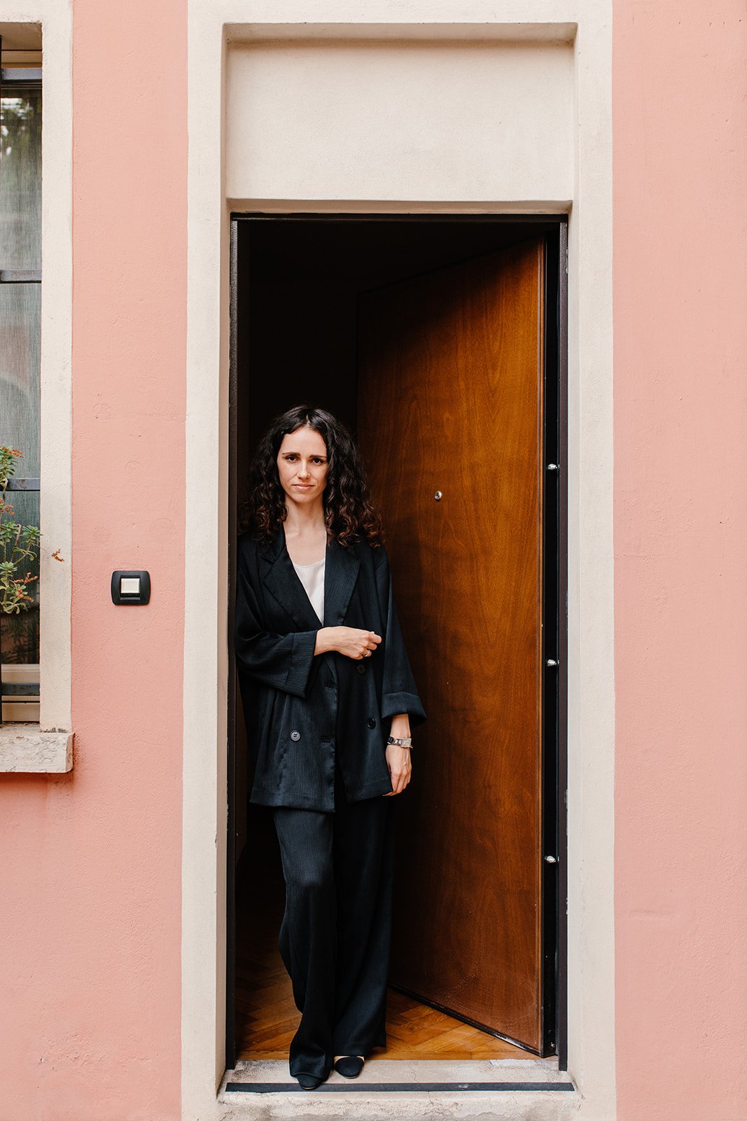 Fabiana Faustini sulla porta dello studio
