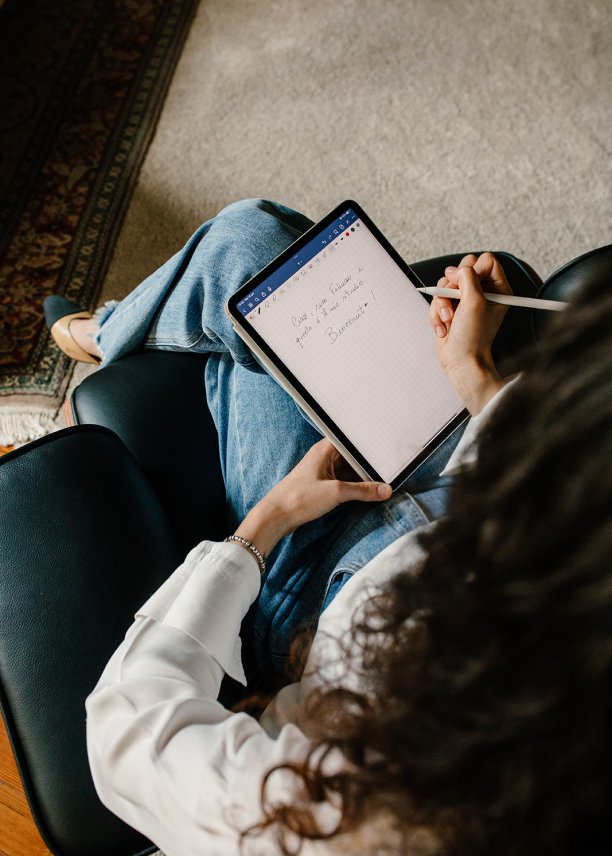 Fabiana Faustini scrive un appunto di benvenuto sul tablet nel suo studio