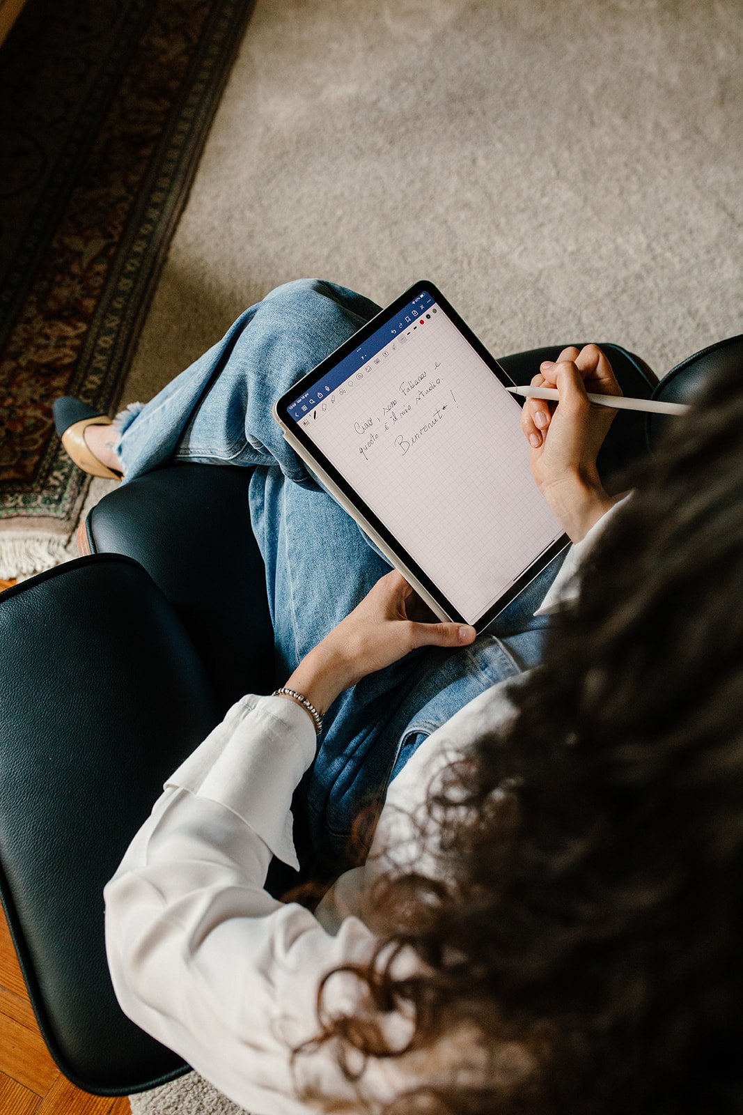 Fabiana Faustini scrive un appunto di benvenuto sul tablet nel suo studio